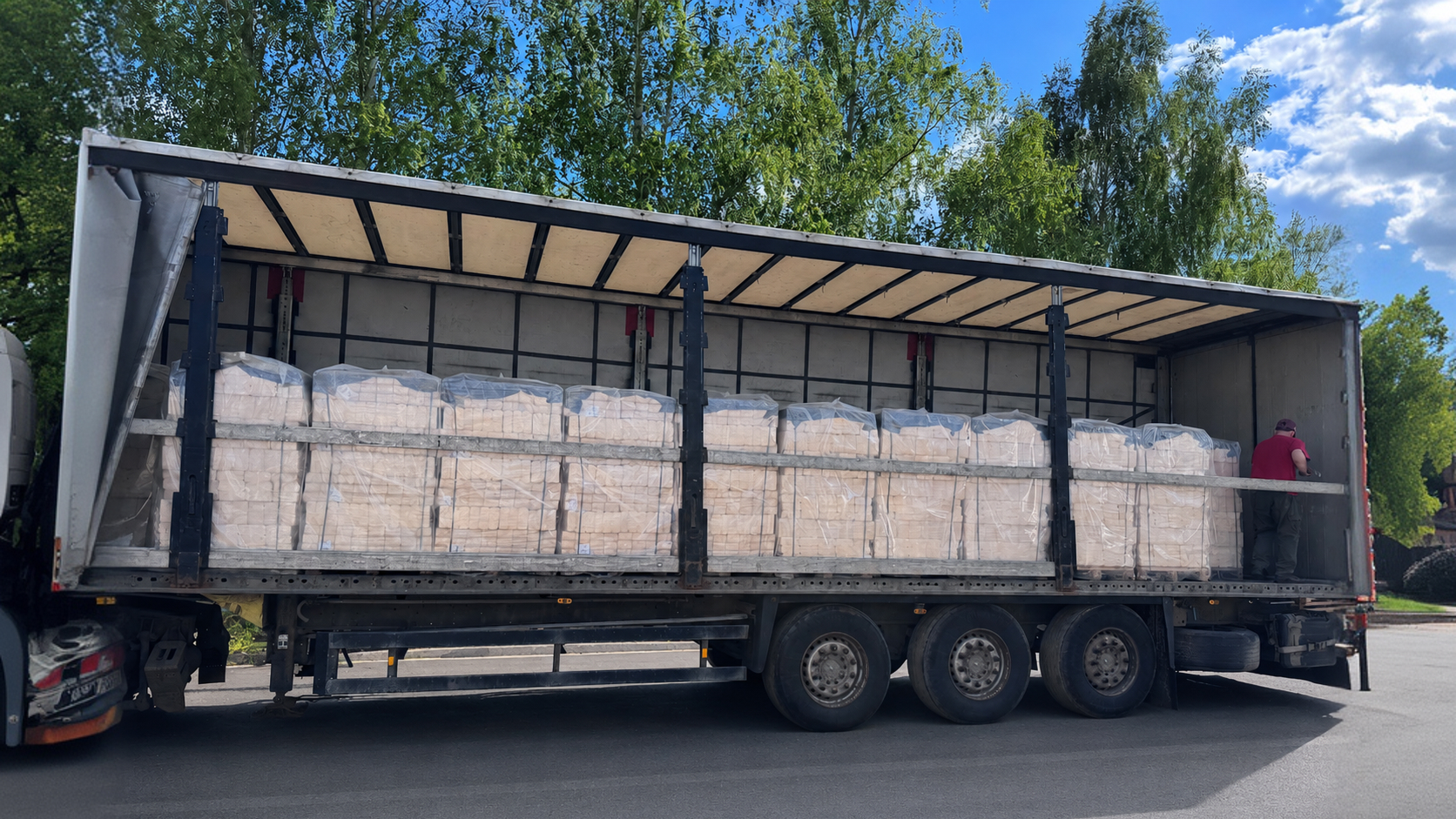 Roadway Luck briquette production, warehouse or truck loading